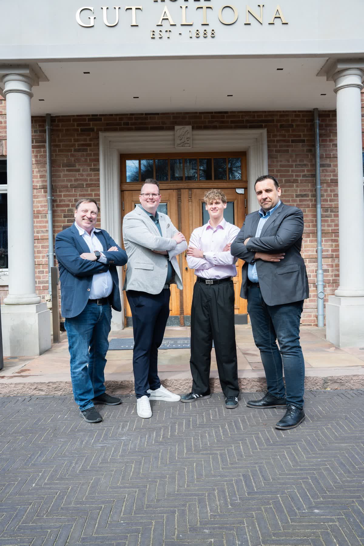 Das Team der Engelhardt Consulting GmbH vor einem Backsteingebäude