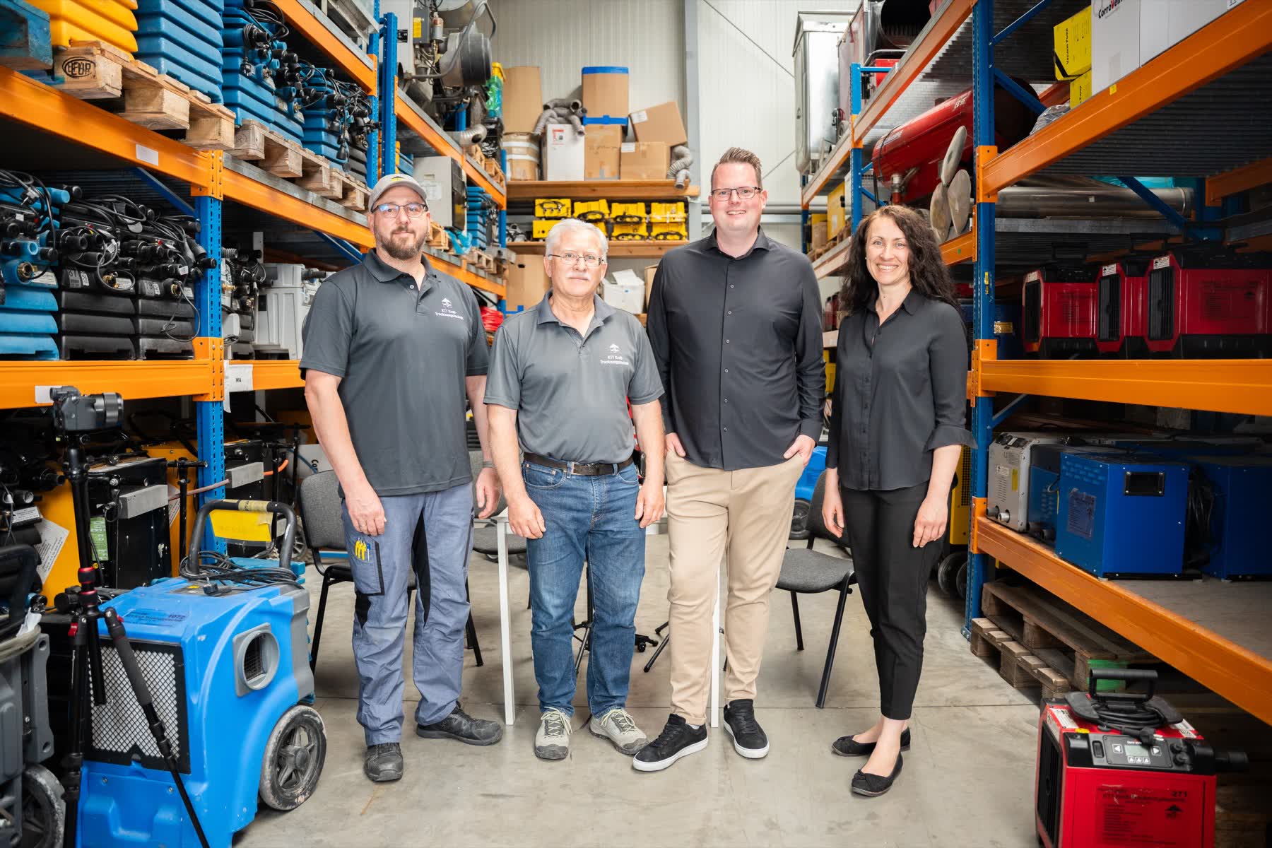 Gruppenbild mit dem Team von KTT Kreß-Trocknungstechnik im Lager