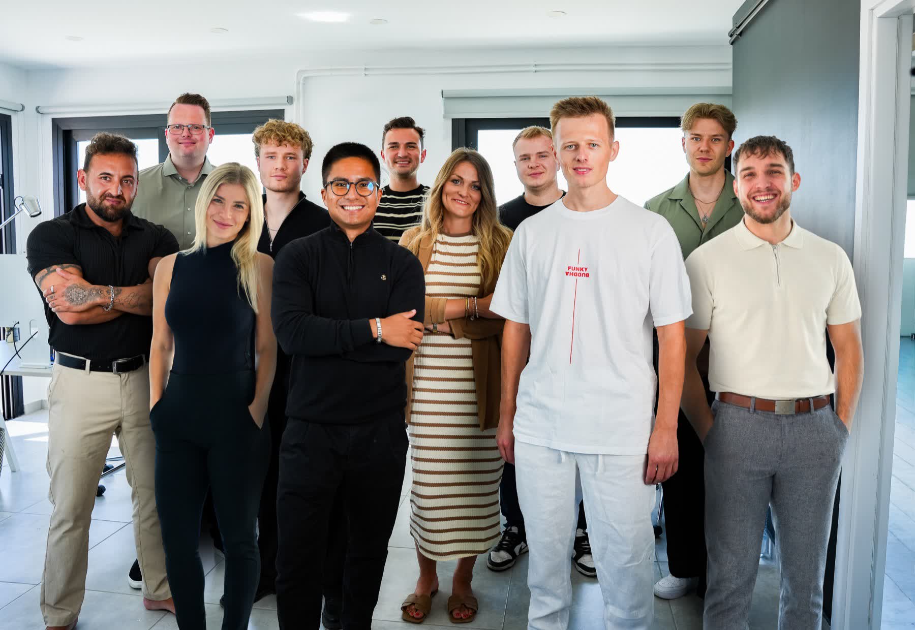 Gruppenbild des Teams der Engelhardt Consulting GmbH in den Büroräumen